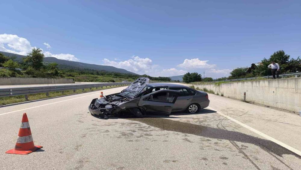 Kastamonu&rsquo;da otomobil istinat duvarına &ccedil;arptı: 2 yaralı
