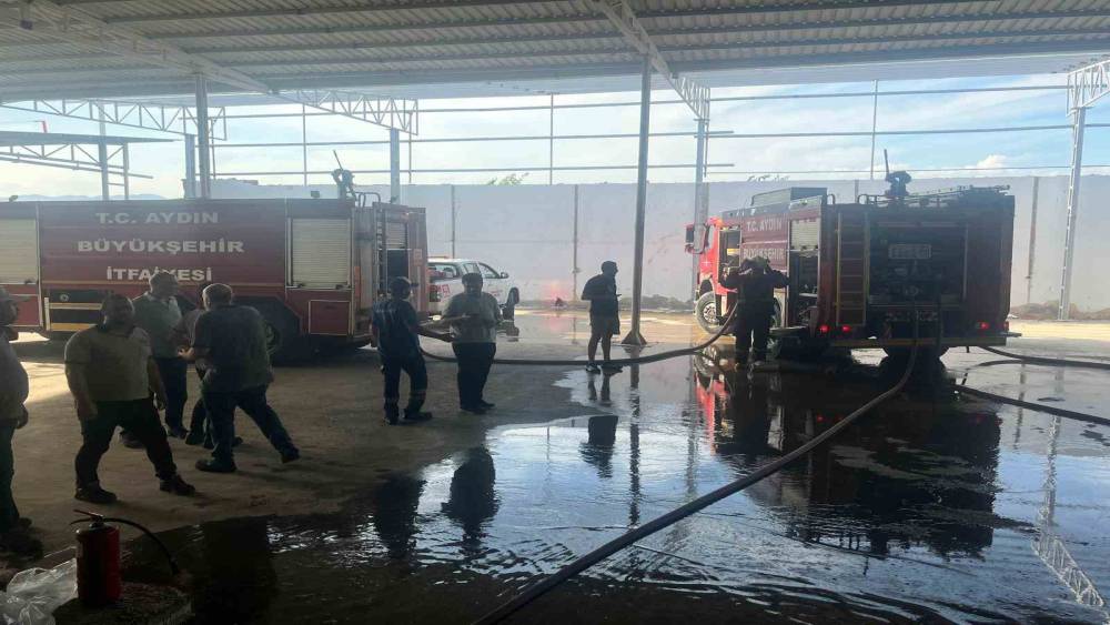 Fabrikada &ccedil;ıkan yangın s&ouml;nd&uuml;r&uuml;ld&uuml;

