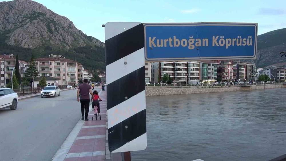 Amasya&rsquo;da k&ouml;pr&uuml; girişinde &ccedil;&ouml;kme oluştu
