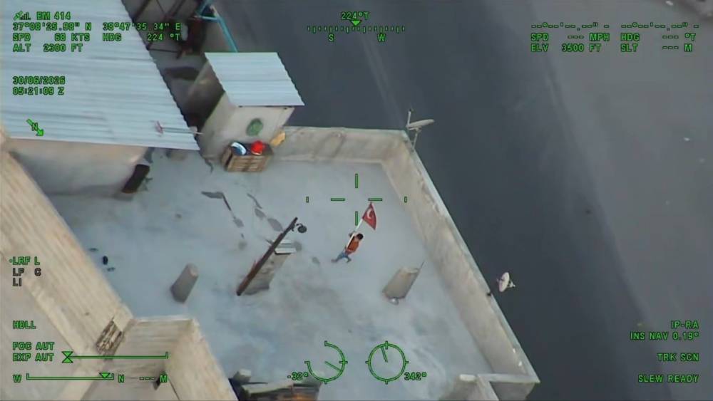 Polis helikopterini T&uuml;rk bayrağıyla selamlayan &ccedil;ocuk ilgi odağı oldu
