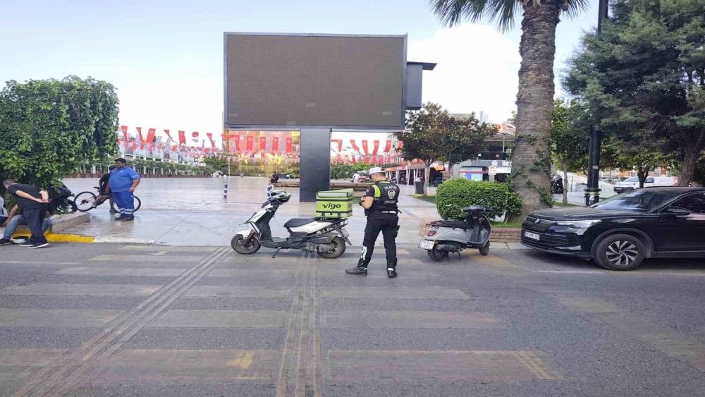 Kavşakta iki motosiklet &ccedil;arpıştı: 2 yaralı
