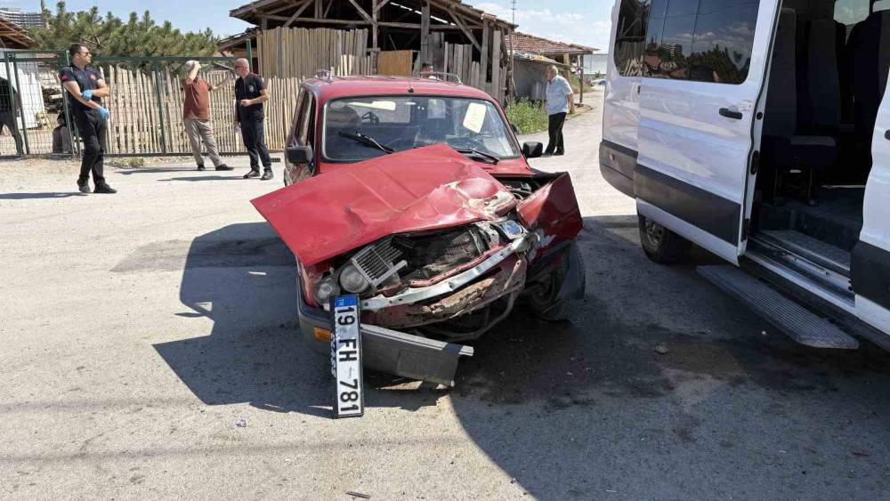 &Ccedil;orum&rsquo;da minib&uuml;s ile otomobil &ccedil;arpıştı: 2 yaralı

