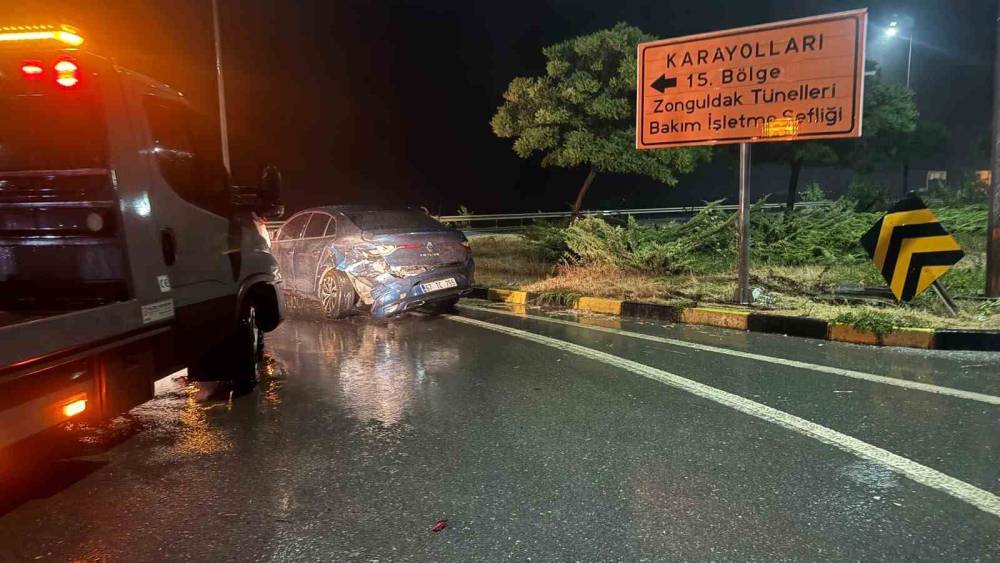 Alaplı Ak&ccedil;akoca yolunda kaza;5 yaralı
