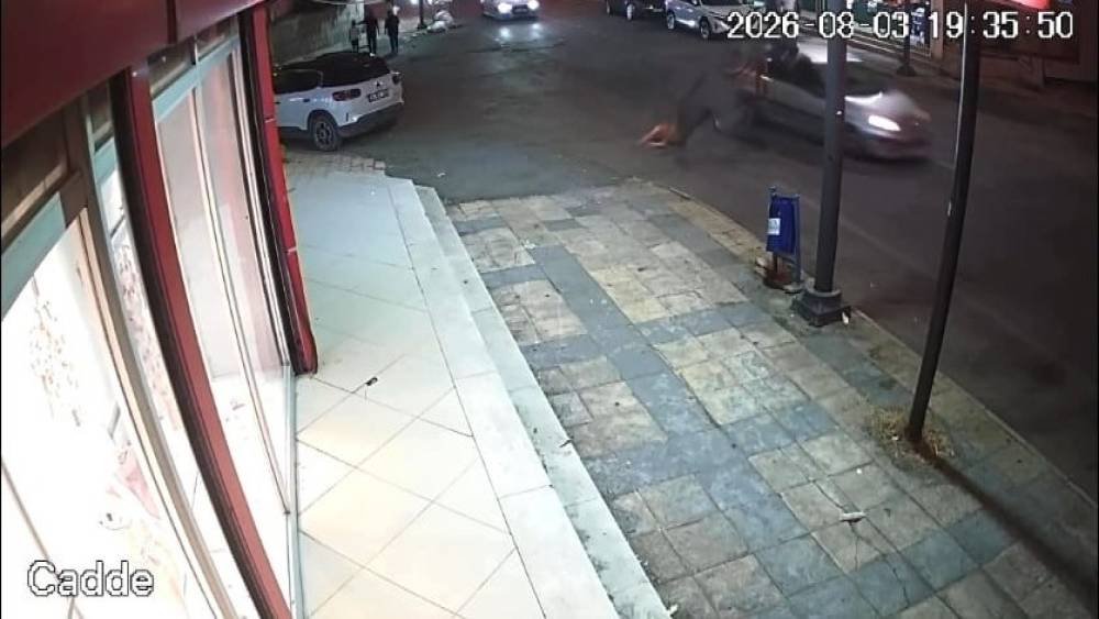 Otomobil ile bisikletin &ccedil;arpıştığı kaza kamerada
