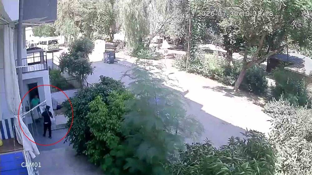 Rahat tavırlarıyla &ouml;nce evi kontrol etti, sonra end&uuml;striyel buzdolabını &ccedil;aldı
