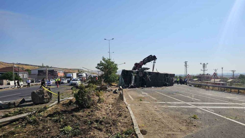 Kayseri&rsquo;de yolcu otob&uuml;s&uuml;n&uuml;n devrildiği kazada 1 kişi hayatını kaybetti 24 kişi yaralandı
