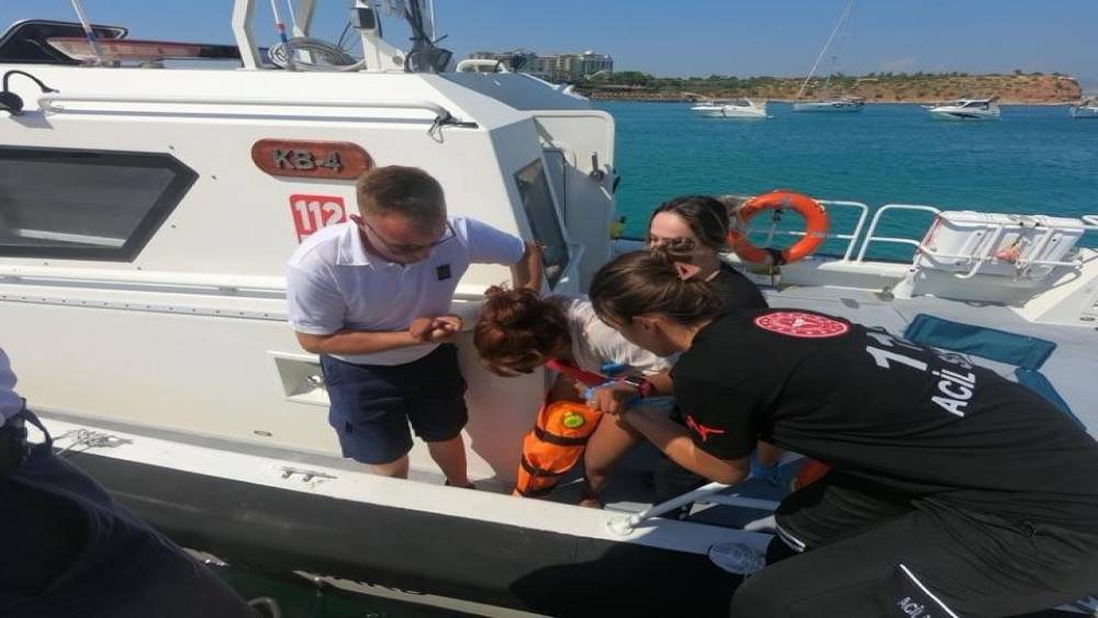 Didim&rsquo;de karadan ulaşılamayan koyda yaralanan kişi denizden tahliye edildi

