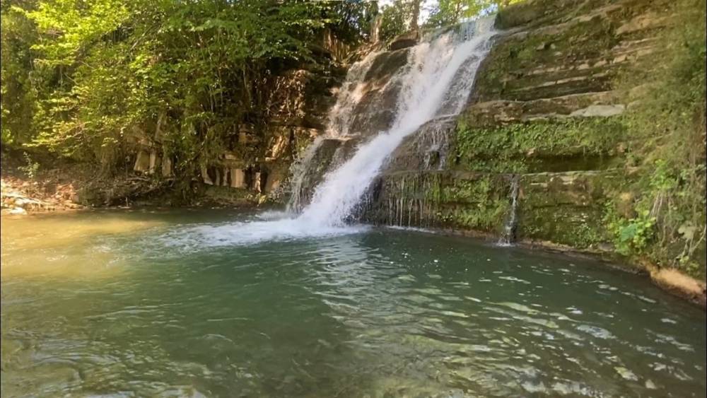 Şelaleden d&uuml;şen gen&ccedil; yaralandı
