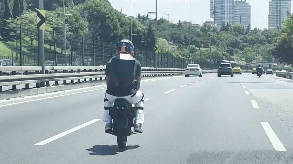 Elektrikli tek tekerli scooter &uuml;zerinde tehlikeli yolculuk kamerada
