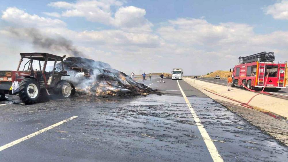 Saman balyası y&uuml;kl&uuml; r&ouml;mork alev alev yandı, trakt&ouml;r kullanılamaz hale geldi
