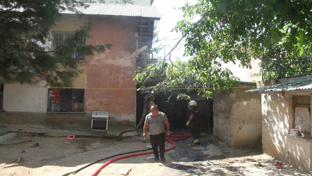 Beyşehir&rsquo;de peş peşe &ccedil;ıkan iki ayrı yangın paniğe neden oldu
