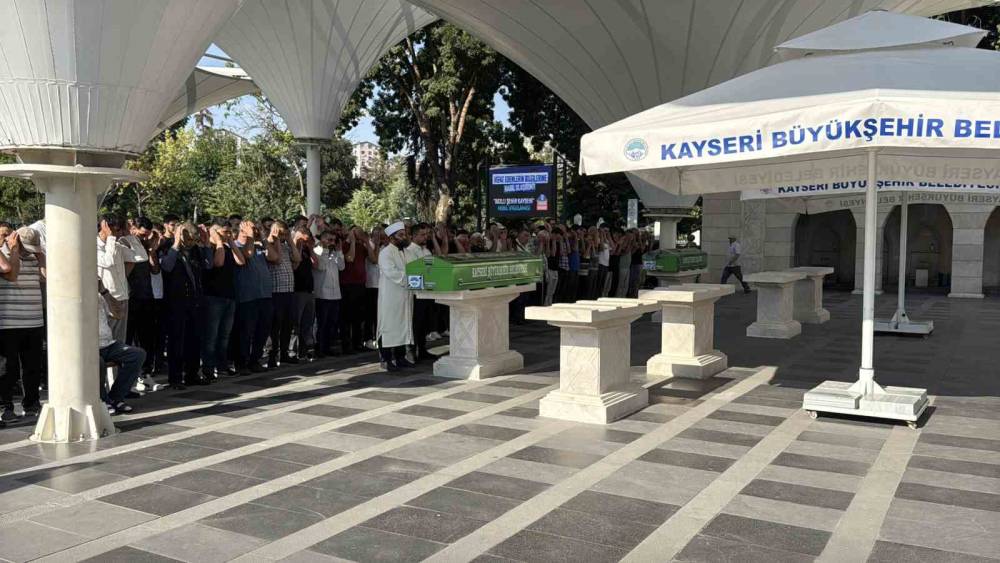 Kavgada bı&ccedil;aklanarak &ouml;ld&uuml;r&uuml;len şahıs toprağa verildi
