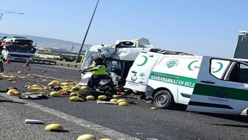 Ankara&rsquo;da iki kamyonet &ccedil;arpıştı: 1 &ouml;l&uuml;, 2 yaralı
