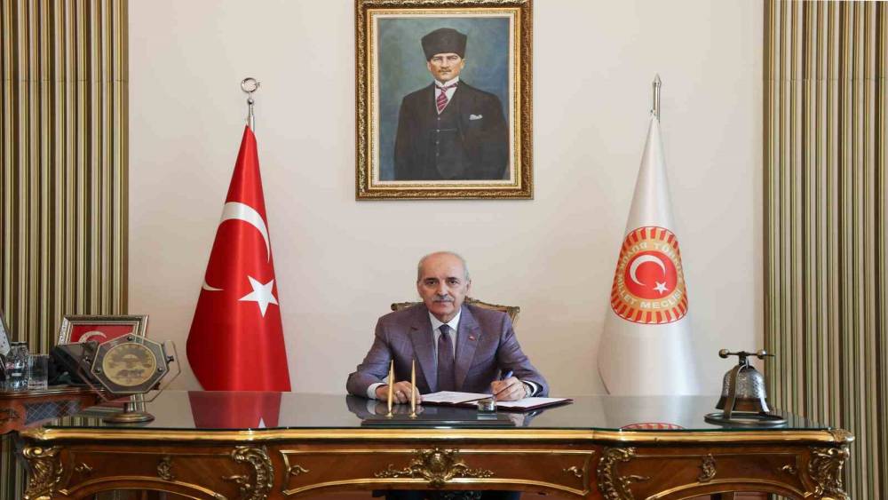 T&uuml;rkiye B&uuml;y&uuml;k Millet Meclisi Başkanı Numan Kurtulmuş, Milli Dayanışma ve Toplumsal B&uuml;t&uuml;nleşmenin G&uuml;&ccedil;lendirilmesine Dair Kanun Teklifi&rsquo;ni imzaladı.
