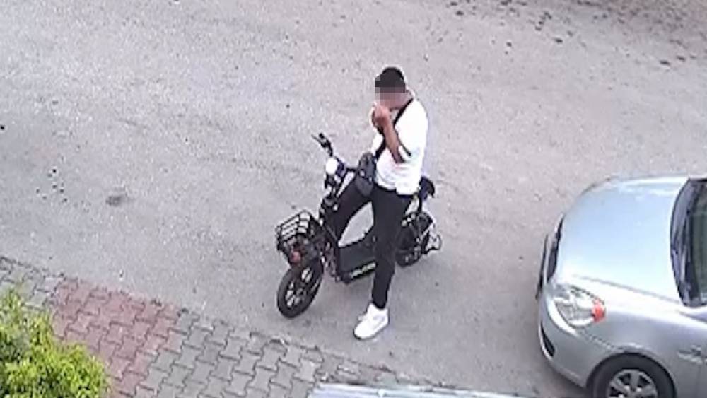 Yavru kediyi &ouml;nce &ouml;p&uuml;p sonra boğmuştu, g&ouml;zaltına alındı
