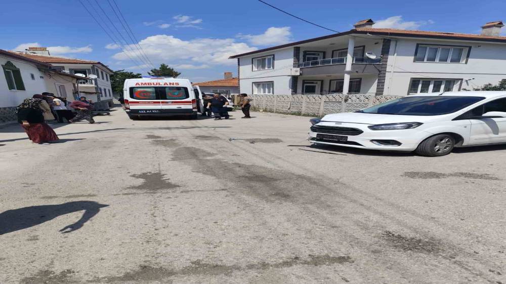 Otomobille &ccedil;arpışan motosikletin s&uuml;r&uuml;c&uuml;s&uuml; yaralandı
