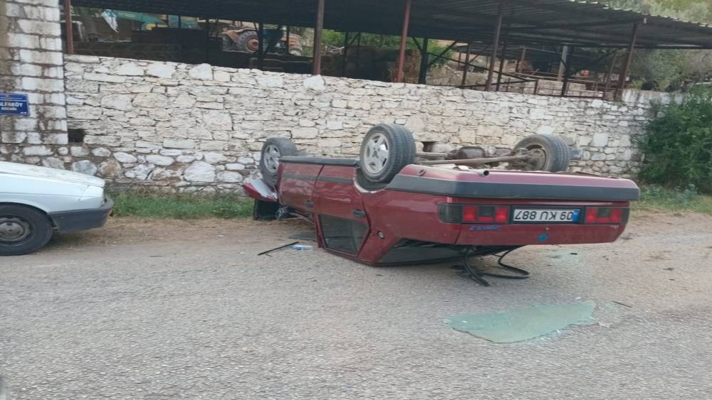 Kontrolden &ccedil;ıkan otomobil ters d&ouml;nd&uuml;

