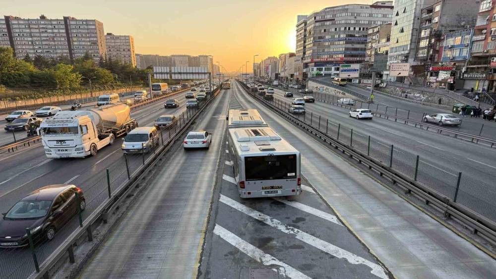 Şirinevler&rsquo;de metrob&uuml;s&uuml;n &ccedil;arptığı kadın yaralandı
