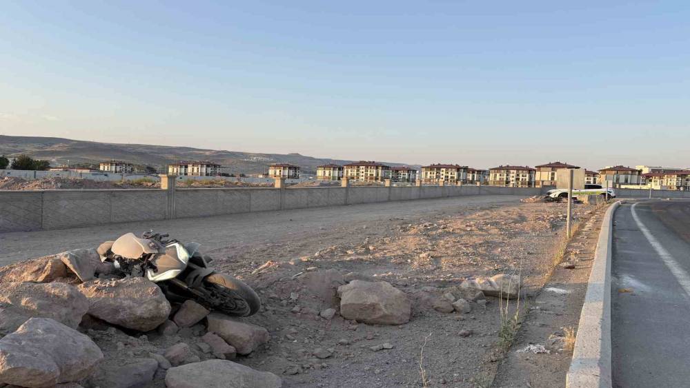 Virajı alamayan motosiklet yoldan &ccedil;ıktı: 2 yaralı
