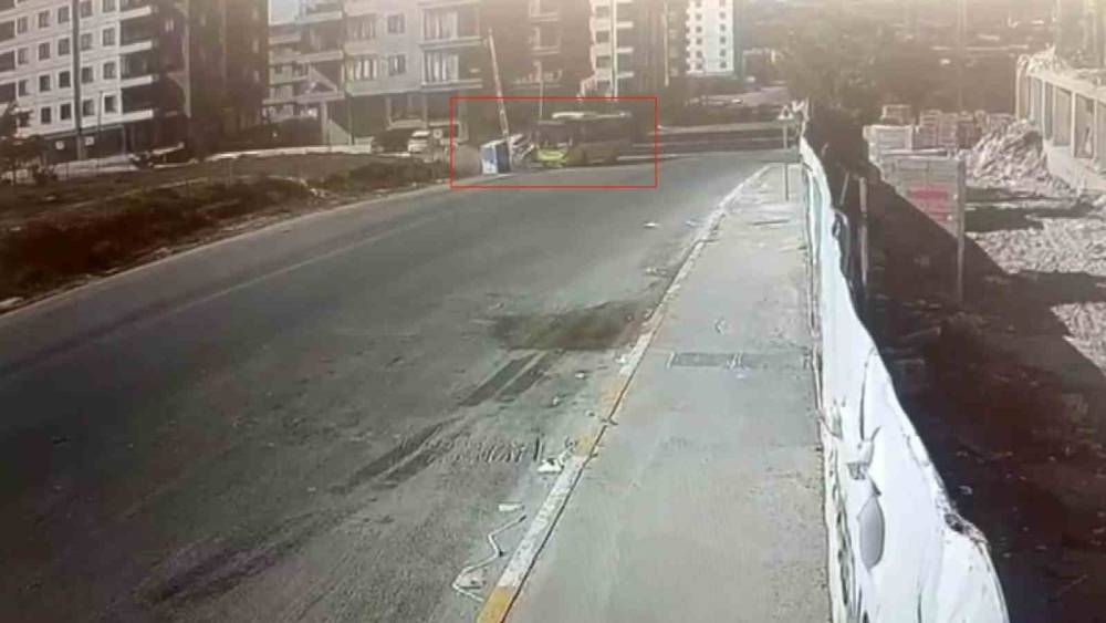 Sultanbeyli&rsquo;de İETT otob&uuml;s&uuml; ile otomobil &ccedil;arpıştı: 1&rsquo;i bebek 4 yaralı
