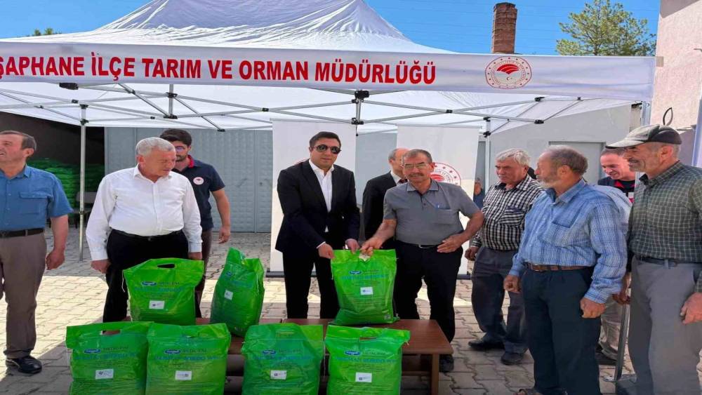 Şaphane&rsquo;de kiraz ve vişne &uuml;reticilerine bordo bulamacı desteği
