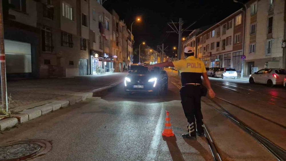 Eskişehir&rsquo;de 25 polis ekibinin katılımı ile asayiş ve trafik uygulaması
