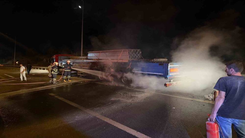 Bilecik&rsquo;te seyir halindeki tırın lastiği tutuştu
