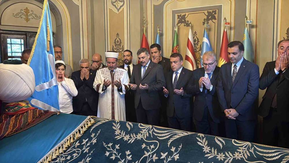 Bakan &Ccedil;ift&ccedil;i, Ertuğrul Gazi T&uuml;rbesi&rsquo;ni ziyaret etti, hafızlık &ouml;ğrenimi g&ouml;ren &ouml;ğrenciye bisiklet hediye etti

