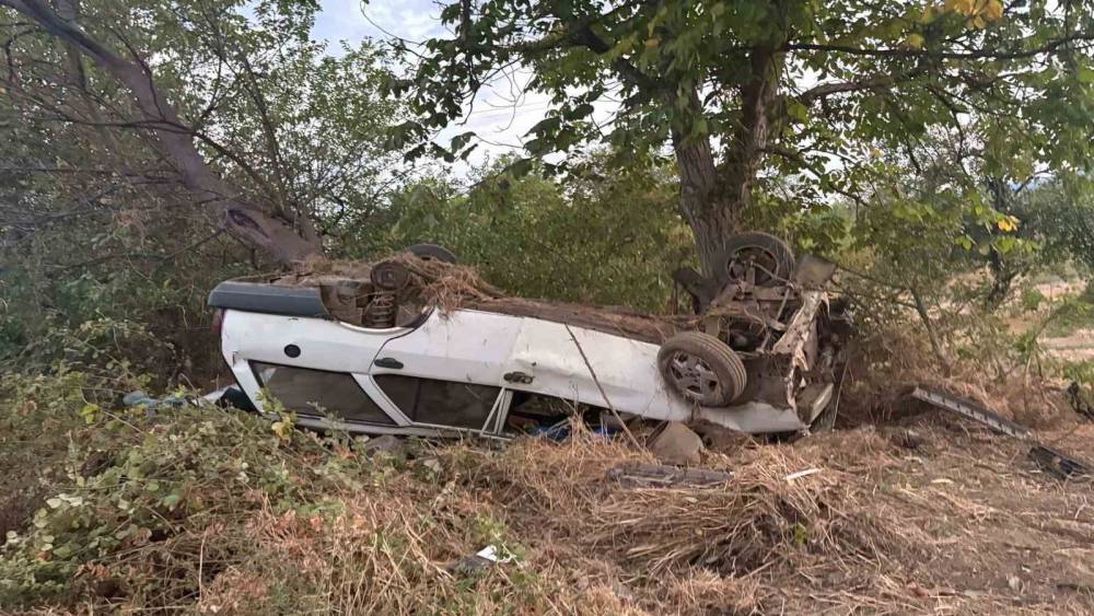 Kontrolden &ccedil;ıkan otomobil şarampole yuvarlandı: 8 yaralı
