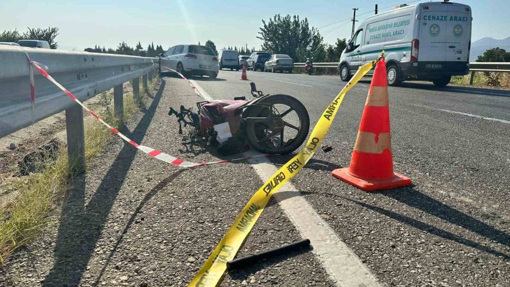 Otomobil motosiklete arkadan &ccedil;arptı: 1 &ouml;l&uuml; 3 yaralı
