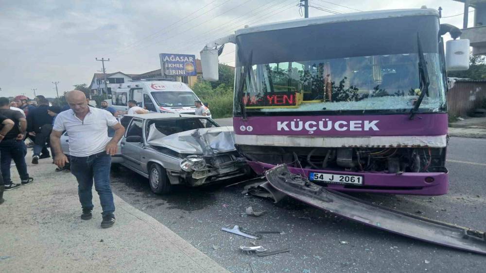 Sakarya&rsquo;da halk otob&uuml;s&uuml; ile otomobil &ccedil;arpıştı: 6 yaralı
