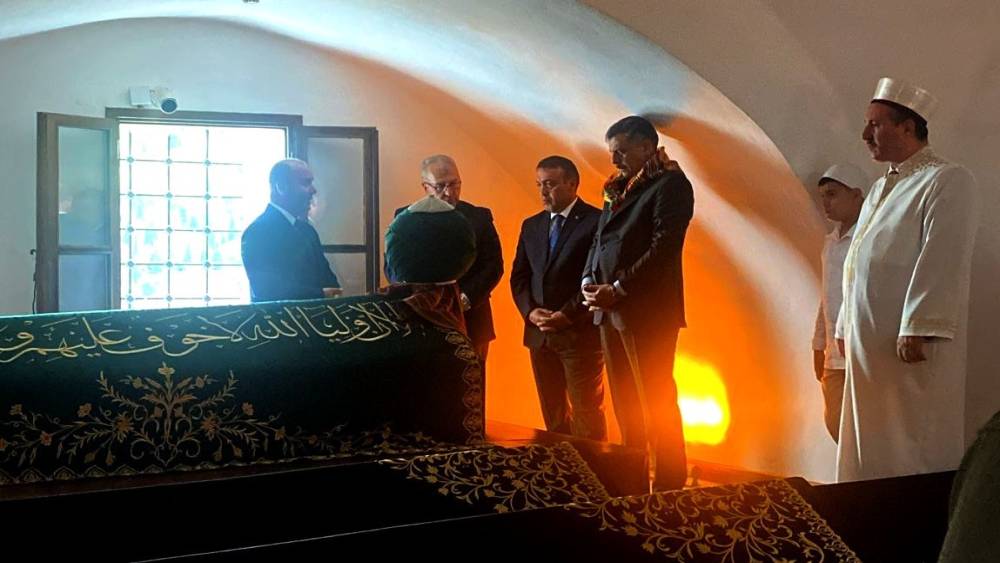 Bakan &Ccedil;ift&ccedil;i, Şeyh Edebali T&uuml;rbesi&rsquo;ni ziyaret etti
