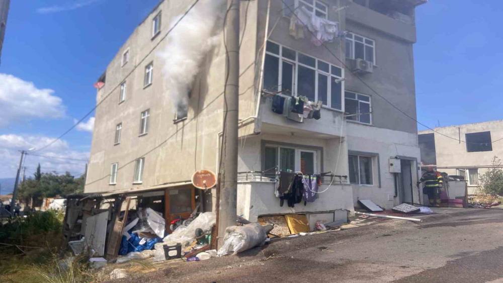 Bandırma&rsquo;da apartman yangını itfaiye ekiplerince s&ouml;nd&uuml;r&uuml;ld&uuml;
