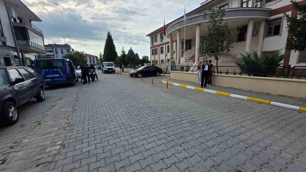 Sakarya&rsquo;da tartıştığı eşini bı&ccedil;aklayan şahıs tutuklandı

