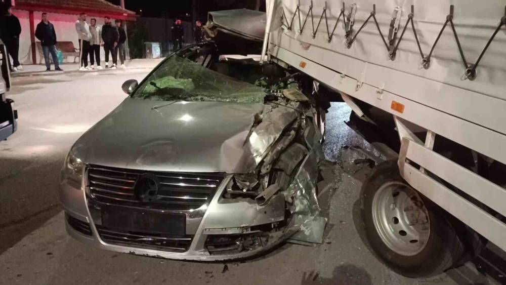 Amasya&rsquo;da kamyonete &ccedil;arpan otomobil hurdaya d&ouml;nd&uuml;: 1 yaralı
