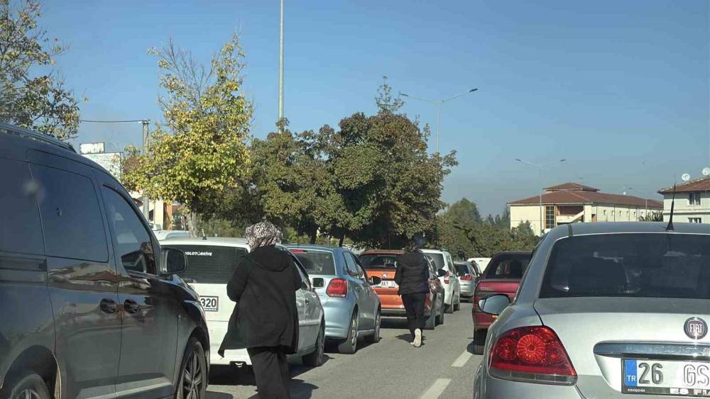 Eskişehir&rsquo;de trafik durdu, adaylar sınava koşarak yetişmeye &ccedil;alıştı
