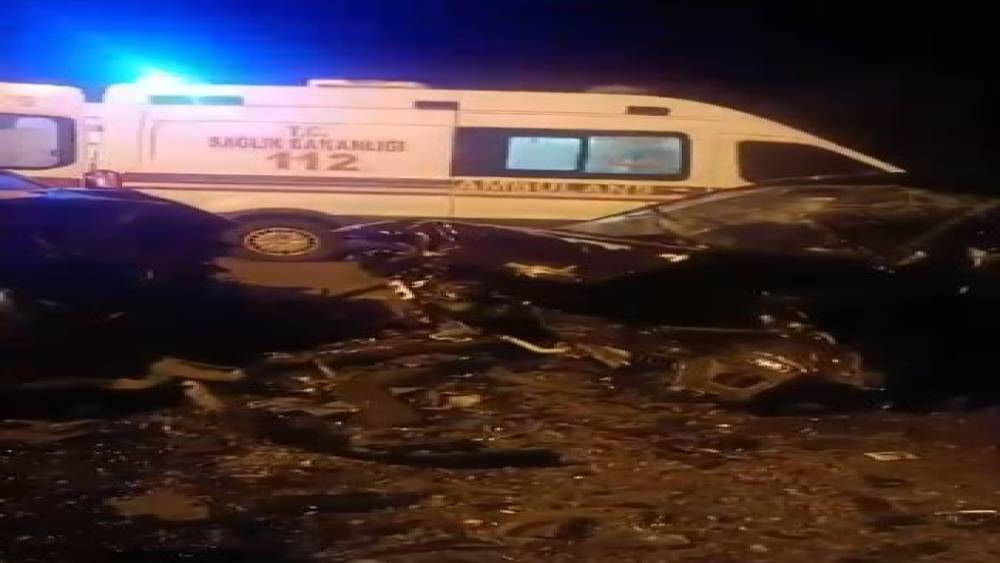 Ardahan&rsquo;da otomobil ile hafif ticari ara&ccedil; kafa kafaya &ccedil;arpıştı: 5 yaralı
