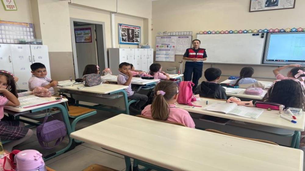 Jandarma, &ouml;ğrencileri okulda bilgilendirdi
