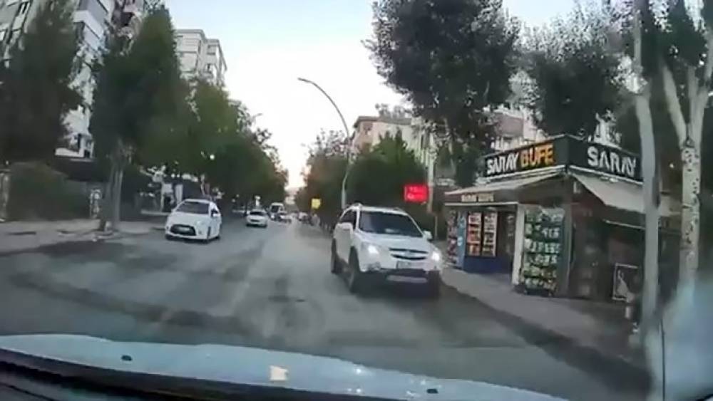 Elazığ&rsquo;da ters şeritten gelen s&uuml;r&uuml;c&uuml; trafiği tehlikeye attı
