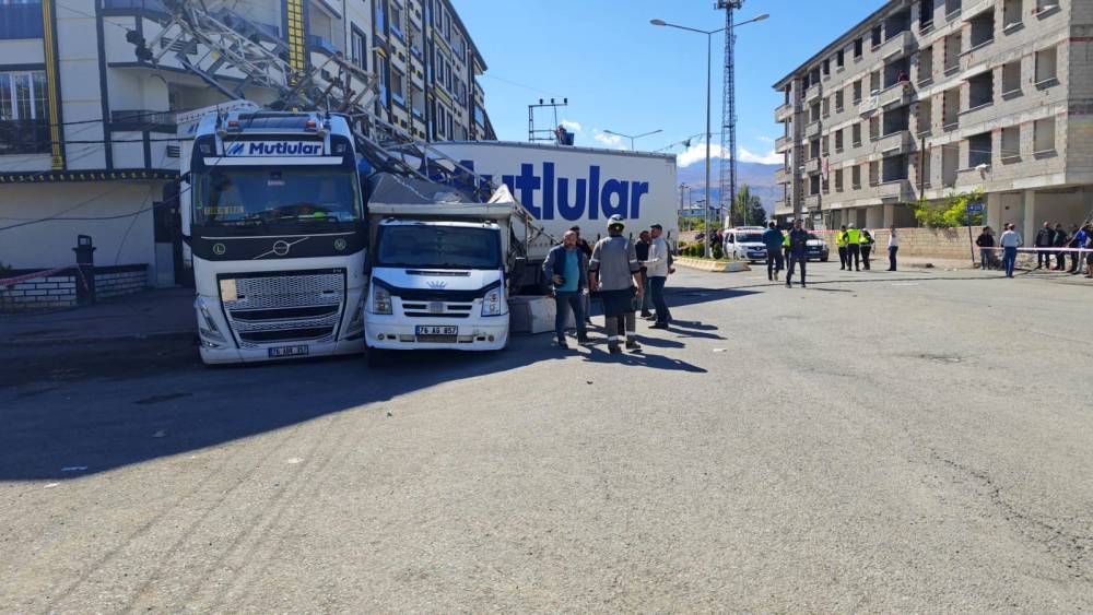 Iğdır&rsquo;da tır ile hafif ticari ara&ccedil; arasında takip gerilimi kazayla sonu&ccedil;landı
