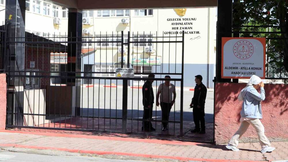KPSS sınavı yapılan okulda kilitli kalan vatandaş kurtarıldı
