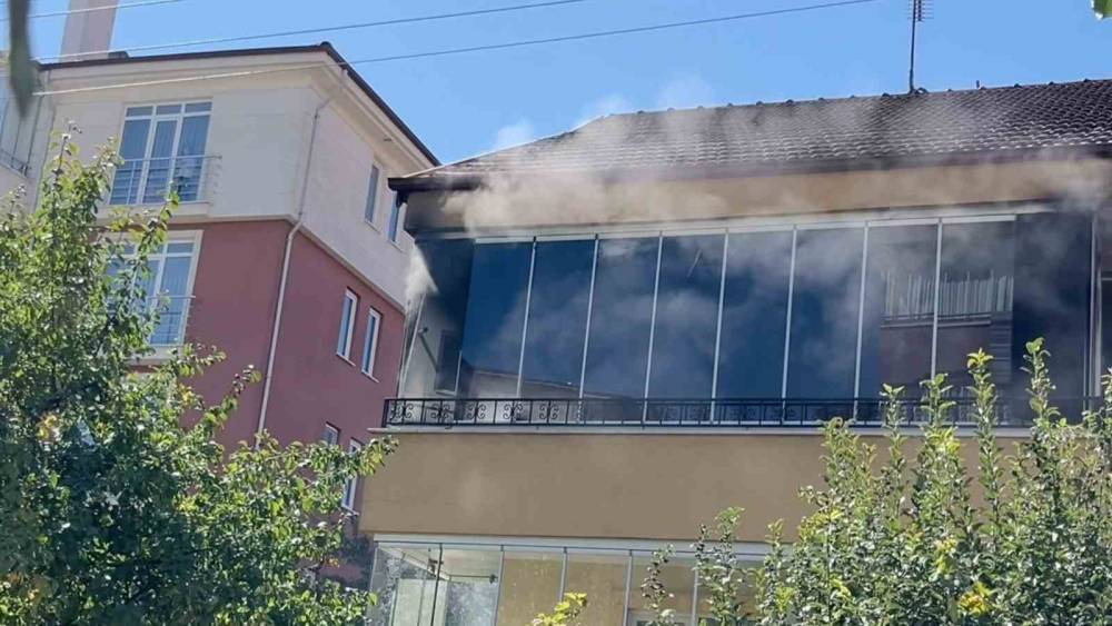 Bolu&rsquo;da balkon yangını paniğe neden oldu
