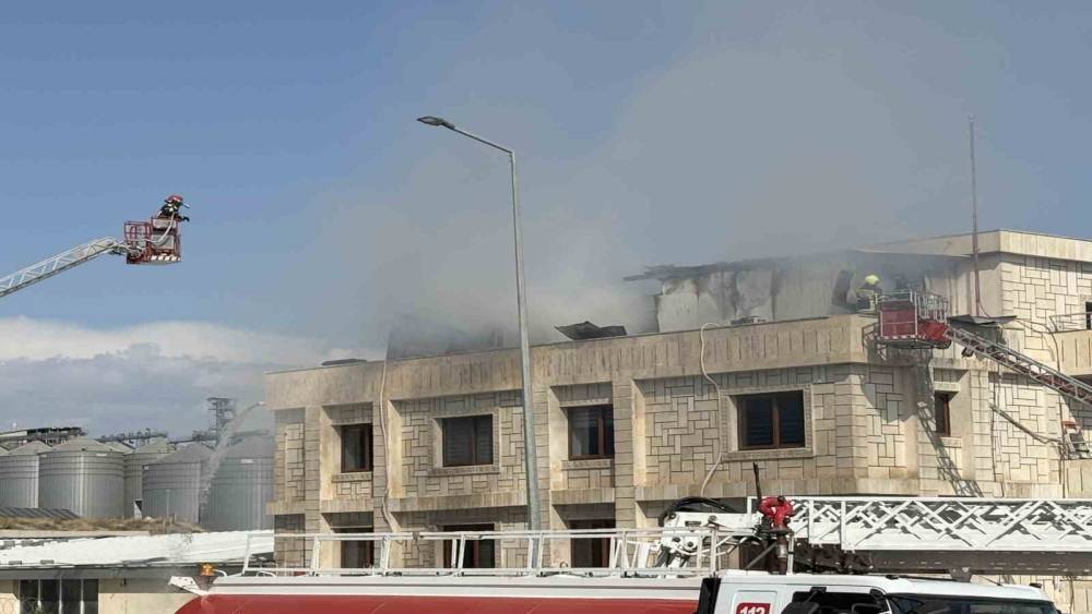 Mersin&rsquo;de fabrika yangını

