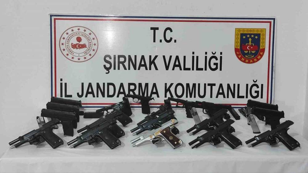 Şırnak&rsquo;ta 3 tır i&ccedil;erisinde silah ve uyuşturucu ele ge&ccedil;irildi
