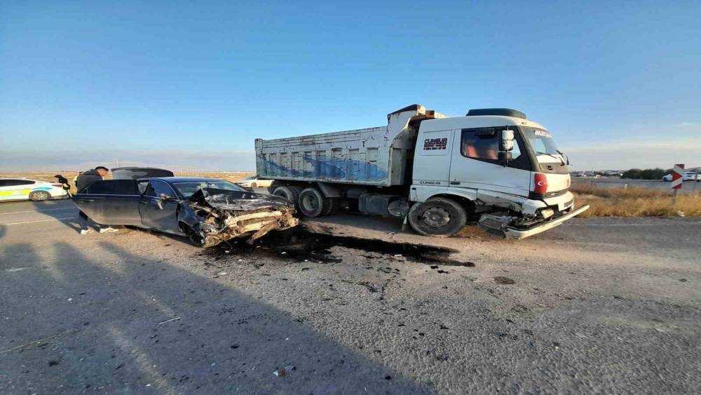Konya&rsquo;da kamyon otomobille &ccedil;arpıştı: 1 yaralı
