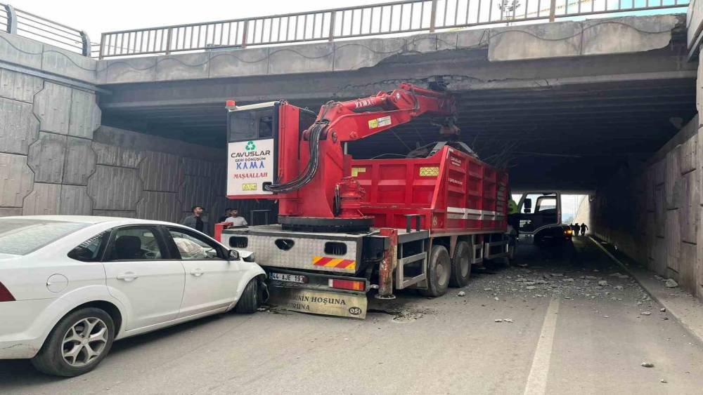 Vin&ccedil; k&ouml;pr&uuml;ye, otomobil de vince &ccedil;arptı: 4 yaralı
