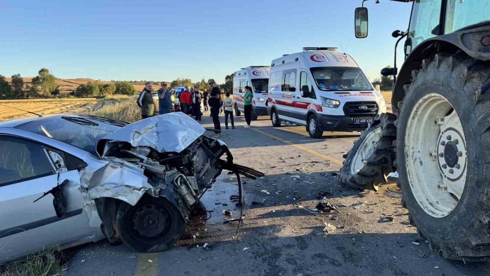 Edirne&rsquo;de trakt&ouml;r otomobille &ccedil;arpıştı: 1 yaralı
