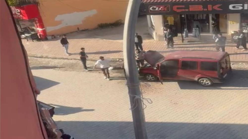 Osmaniye’de araç yandı, esnaf facianın önüne geçti
