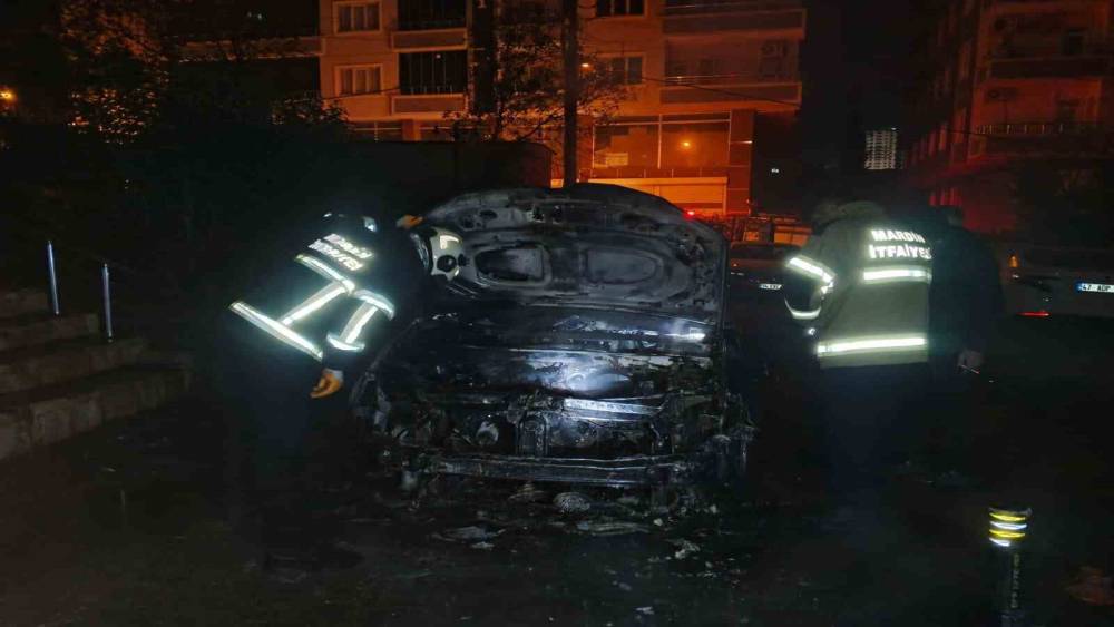 Mardin’de park halindeki otomobilde çıkan yangın söndürüldü
