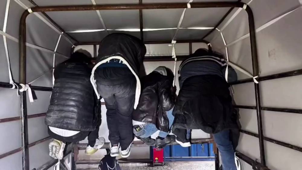 Kamyonette tavana tutunarak saklanmaya çalışan 4 göçmen yakalandı
